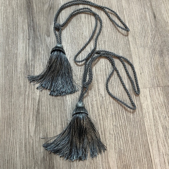 Silver grey coloured tassel curtain tie backs holders. New condition. - Picture 1 of 4
